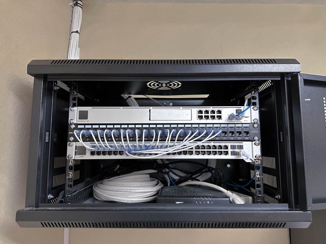 Patch panel with dressed cabling