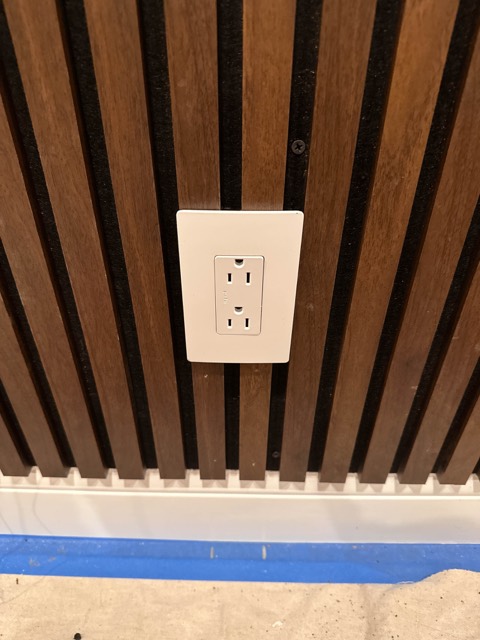 Flush outlet in the slat wall
