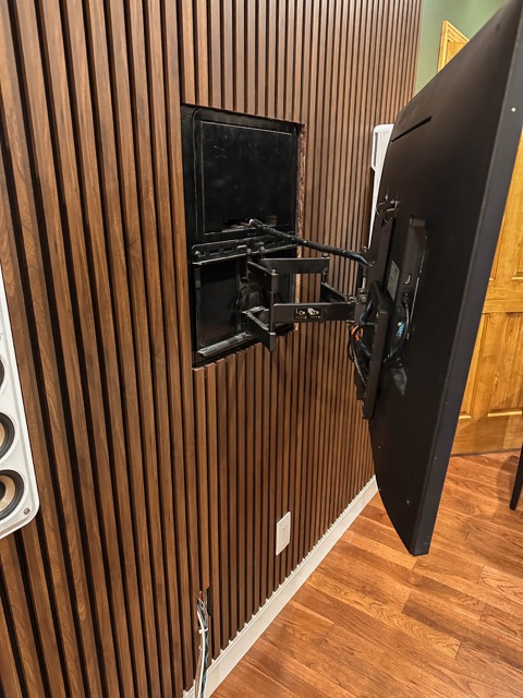 Articulating mount on the slat wall