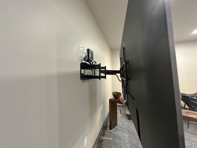 Display mount from the side