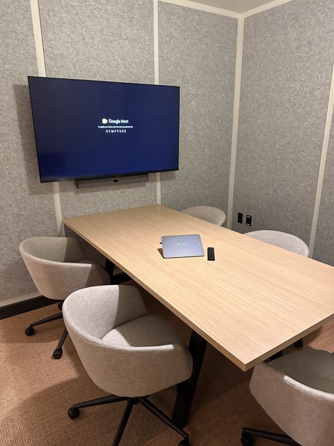 Six-seat huddle room with display
