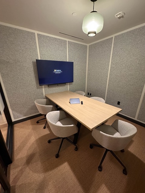 Huddle room with acoustic wall panels